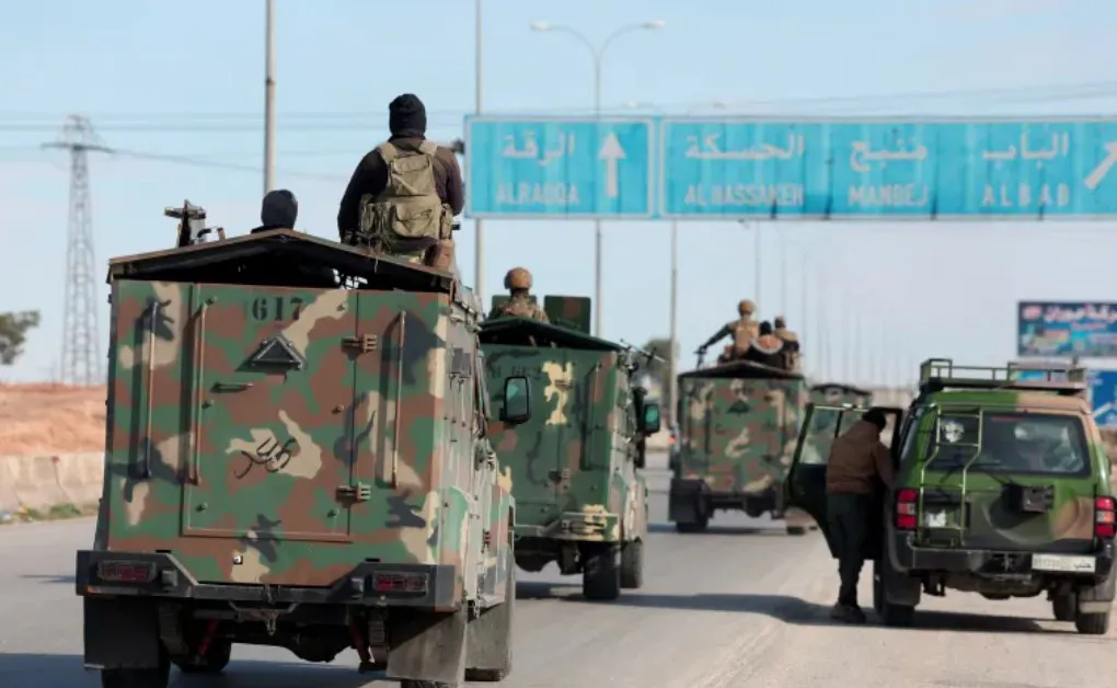 لحظة بلحظة تطورات غرب الفرات.. الجيش السوري يتقدم وقسد تنسحب وسط اشتباكات وتحذيرات أمريكية